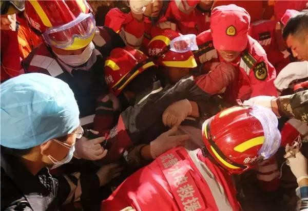 Hành trình trở về mặt đất của chàng trai bị chôn vùi 67 tiếng ảnh 5