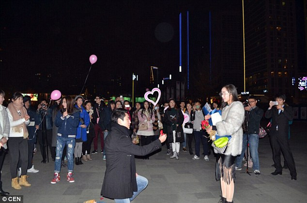 Bị bạn gái từ chối lời cầu hôn vì tặng nhẫn kim cương quá nhỏ ảnh 3