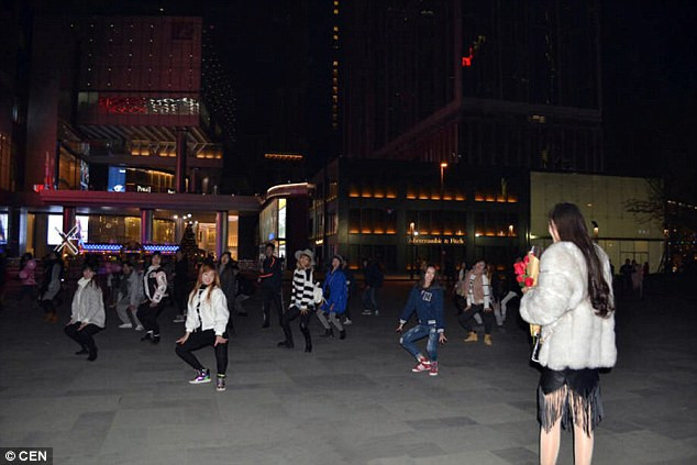 Bị bạn gái từ chối lời cầu hôn vì tặng nhẫn kim cương quá nhỏ ảnh 1