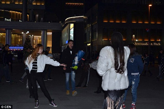 Bị bạn gái từ chối lời cầu hôn vì tặng nhẫn kim cương quá nhỏ ảnh 2