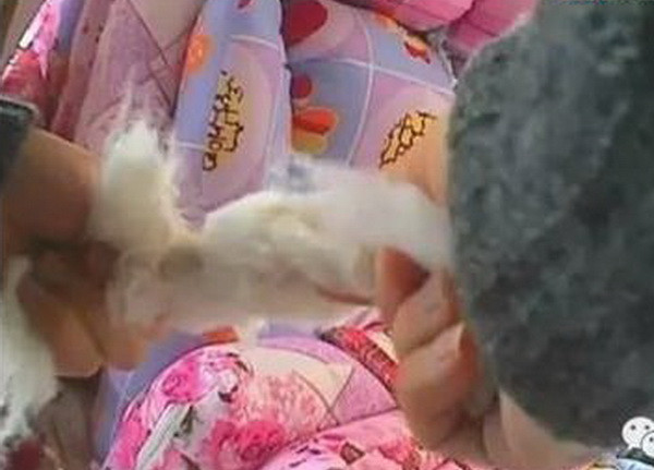 Rùng mình những chiếc chăn bông làm từ rác thải nhà tang lễ ảnh 1