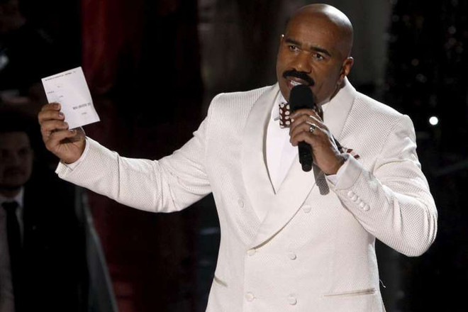 Steve Harvey lại nhầm lễ Giáng sinh thành lễ Phục sinh ảnh 1