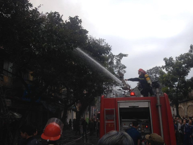 Đã khống chế được cháy lớn tại số 83 Phùng Hưng - Hà Nội ảnh 5