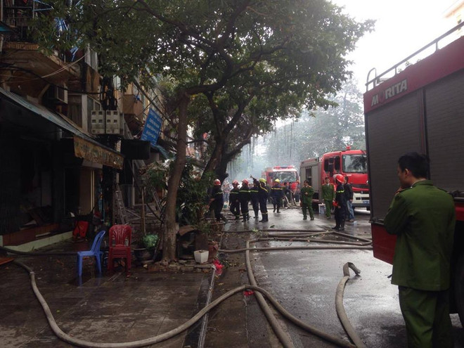 Đã khống chế được cháy lớn tại số 83 Phùng Hưng - Hà Nội ảnh 4