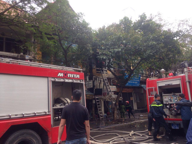 Đã khống chế được cháy lớn tại số 83 Phùng Hưng - Hà Nội ảnh 2