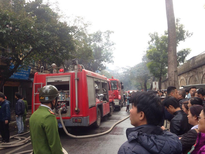 Đã khống chế được cháy lớn tại số 83 Phùng Hưng - Hà Nội ảnh 1