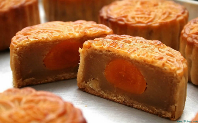 Một chiếc bánh Trung Thu cung cấp năng lượng bằng 3 bát cơm ảnh 1