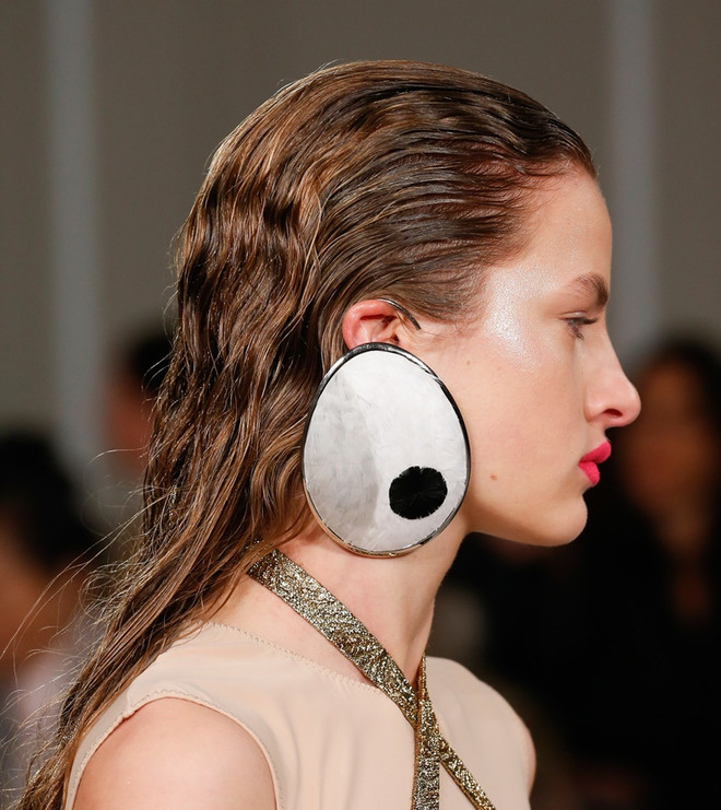 Bất ngờ với kiểu tô son “xẻ giữa” tại show của Maison Margiela ảnh 3