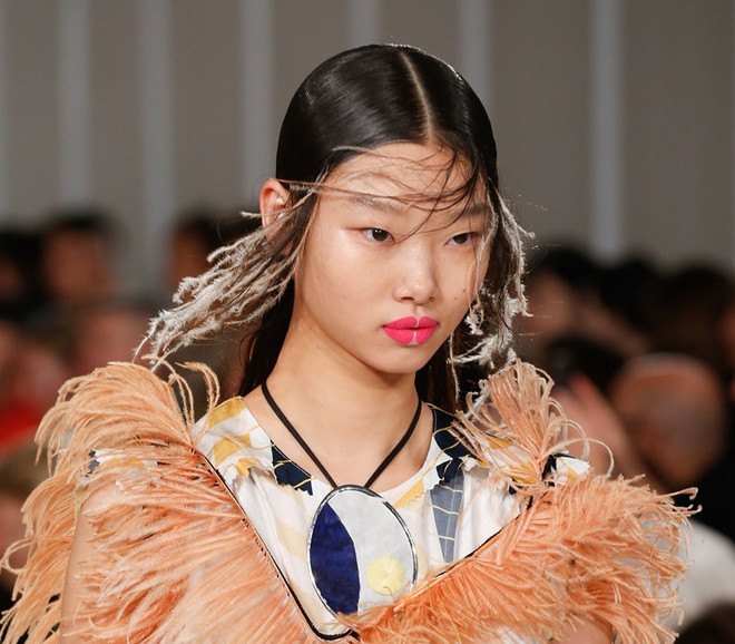 Bất ngờ với kiểu tô son “xẻ giữa” tại show của Maison Margiela ảnh 1