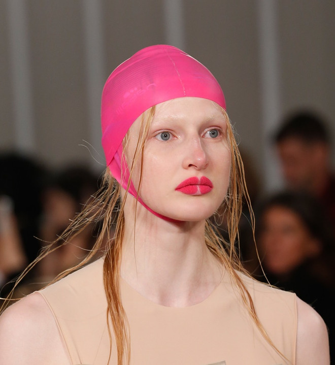 Bất ngờ với kiểu tô son “xẻ giữa” tại show của Maison Margiela ảnh 6