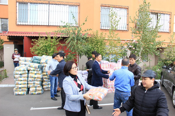 Việt Nam mang tinh thần tương thân tương ái đến với người dân Ukraine ảnh 1