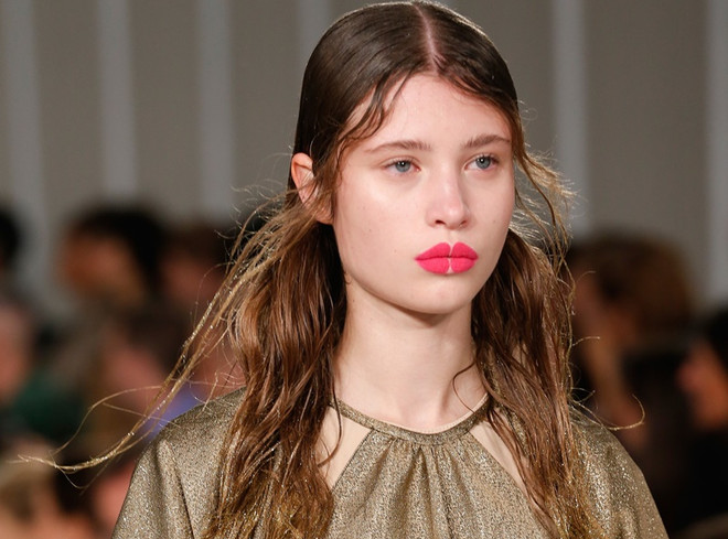 Bất ngờ với kiểu tô son “xẻ giữa” tại show của Maison Margiela ảnh 4