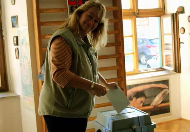 Cử tri Séc bắt đầu cuộc bầu cử Hạ viện kéo dài 2 ngày ảnh 1