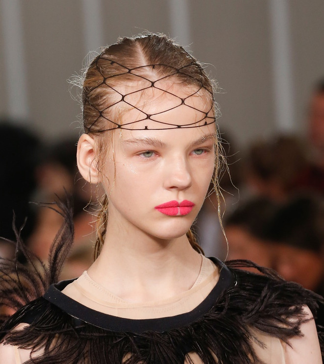Bất ngờ với kiểu tô son “xẻ giữa” tại show của Maison Margiela ảnh 5