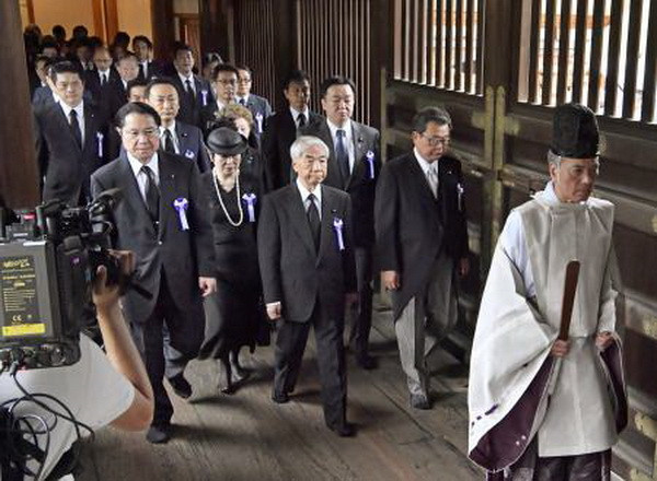 Thủ tướng Nhật Bản Shinzo Abe gửi đồ lễ tới đền Yasukuni ảnh 1
