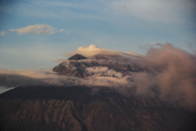 Núi lửa Agung trên đảo Bali tiếp tục hoạt động mạnh hơn ảnh 1