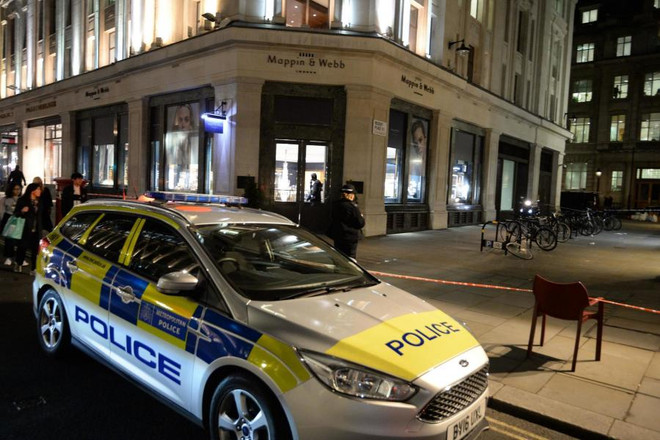 Trộm dùng rìu đột nhập cửa hàng trang sức hoàng gia giữa London ảnh 1