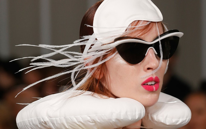 Bất ngờ với kiểu tô son “xẻ giữa” tại show của Maison Margiela ảnh 2
