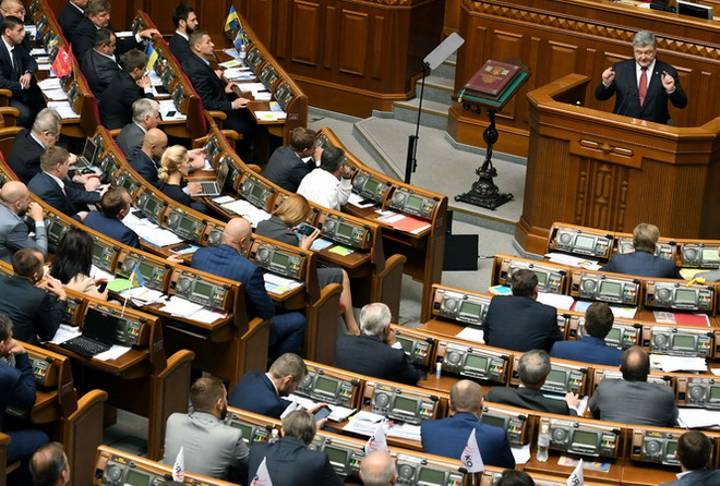 Tổng thống Ukraine Petro Poroshenko (phải) phát biểu trong phiên họp Quốc hội ở Kiev ngày 7/9. (Nguồn: AFP/TTXVN) Ukraine đơn phương chấm dứt thêm một thỏa thuận quốc phòng với Nga ảnh 1