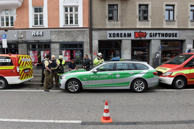 Cảnh sát điều tra tại hiện trường vụ tấn công bằng dao ở Munich. (Nguồn: AFP/TTXVN) Cảnh sát Đức bắt giữ nghi phạm tấn công bằng dao tại Munich ảnh 1