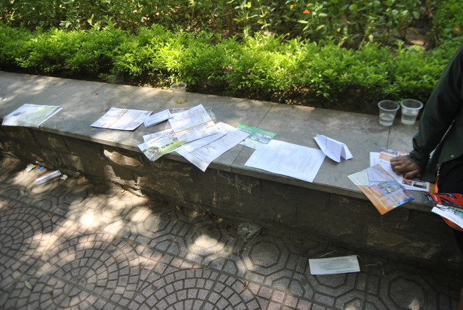 Tờ rơi quảng cáo chung cư, game online "bủa vây" phụ huynh các sĩ tử ảnh 1