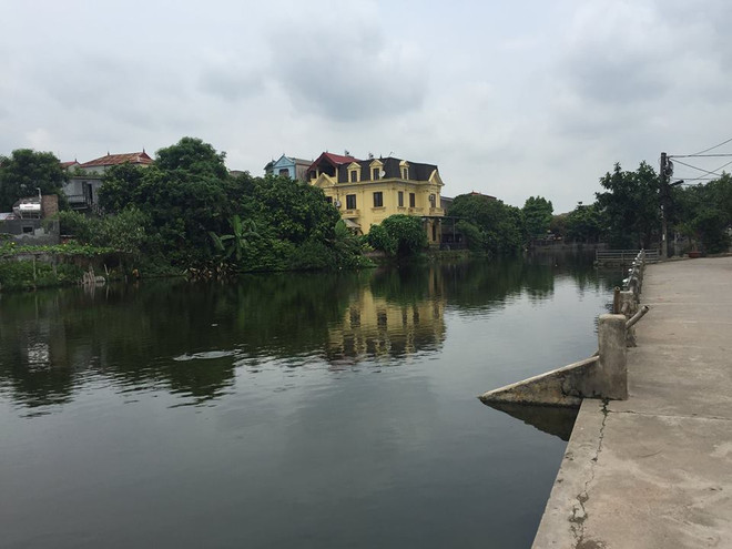 Hà Nội: Phát hiện thi thể trẻ sơ sinh trôi trên hồ Dương Đá ảnh 1