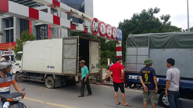 Phớt lờ biển báo chiều cao, xe tải bị kẹp cứng dưới khung thép ảnh 1