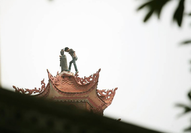 Thanh niên nghi "ngáo đá" đập phá trên đỉnh bảo tháp chùa Cót ảnh 1