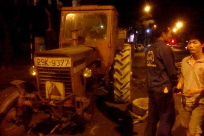 Tài xế say xỉn lạng lách, vượt đèn đỏ tông vào xe máy kéo giữa đêm ảnh 4