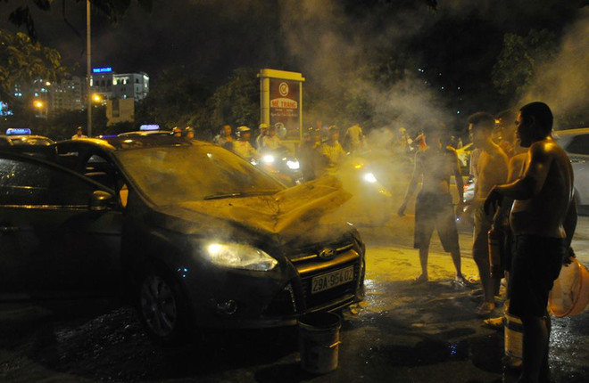 Hà Nội: Xe ôtô đang lưu thông bất ngờ bốc cháy ngùn ngụt ảnh 1