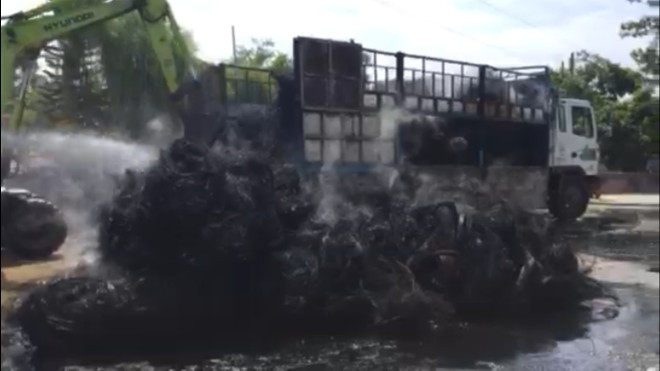 Xe tải chở rác công nghiệp bốc cháy ngùn ngụt trên Quốc lộ 3 ảnh 1