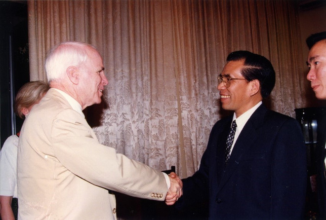 Hình ảnh Thượng nghị sỹ John McCain với các nhà lãnh đạo Việt Nam ảnh 3