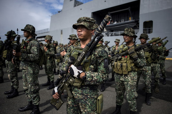 Binh sỹ Philippines. (Nguồn: AFP/TTXVN) Quân đội Philippines tăng cường truy quét phiến quân Abu Sayyaf ảnh 1