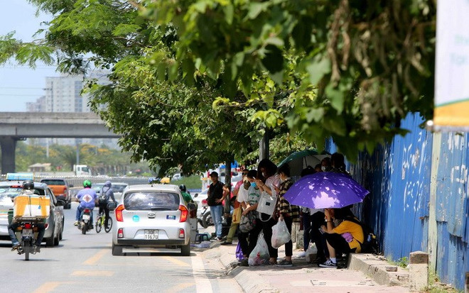 Thủ đô Hà Nội ngày nắng, bất chợt xuất hiện mưa rào và dông ảnh 1