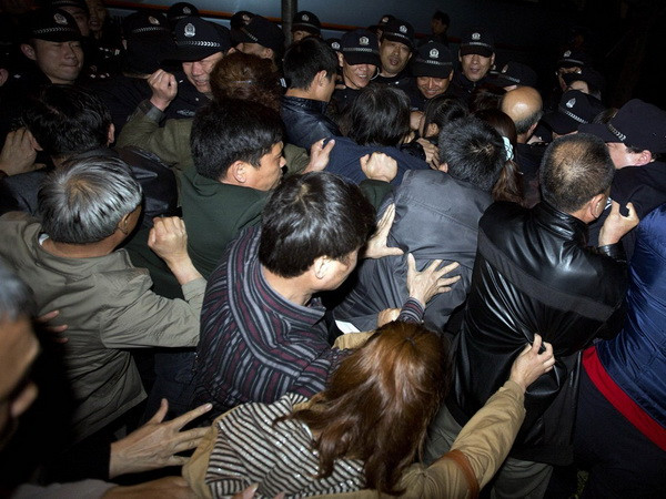 Thân nhân hành khách Trung Quốc trên MH370 biểu tình ảnh 1