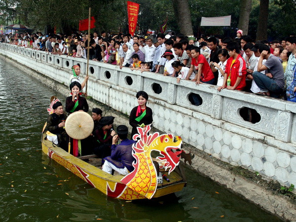 Hàng vạn du khách tưng bừng trẩy hội Đền Đô năm 2014 ảnh 1