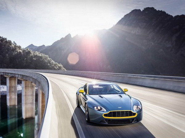 Aston Martin lại giới thiệu V8 Vantage GT và DB9 Carbon ảnh 1