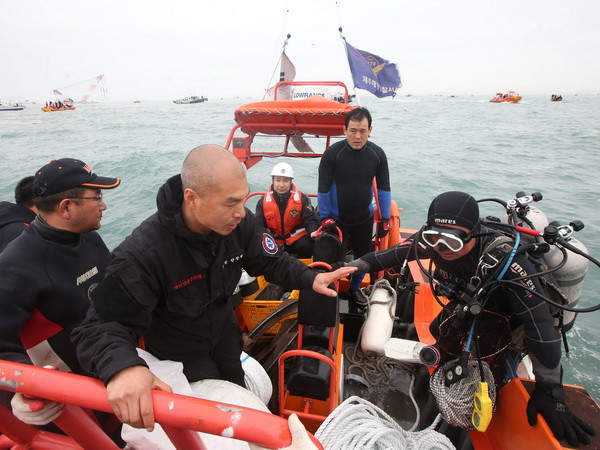 Hàn Quốc yêu cầu phát lệnh bắt thuyền trưởng phà Sewol ảnh 1