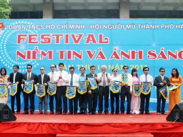 Gần 1.000 người khiếm thị dự Festival Niềm tin và Ánh sáng ảnh 1