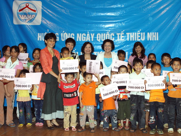 Tạo điều kiện cho trẻ bị ảnh hưởng HIV/AIDS được đi học ảnh 1