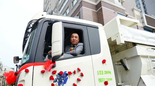 Độc đáo màn đón dâu bằng 36 chiếc xe tải của chú rể Trung Quốc ảnh 4