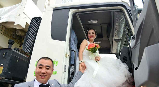 Độc đáo màn đón dâu bằng 36 chiếc xe tải của chú rể Trung Quốc ảnh 3
