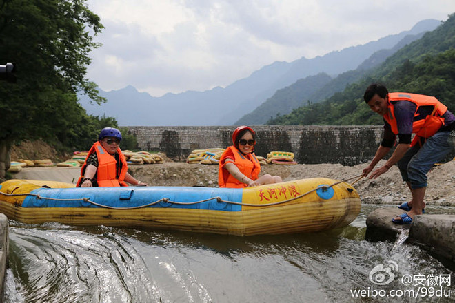 [Photo] Đại gia bao trọn dòng suối để mừng sinh nhật bạn gái ảnh 2