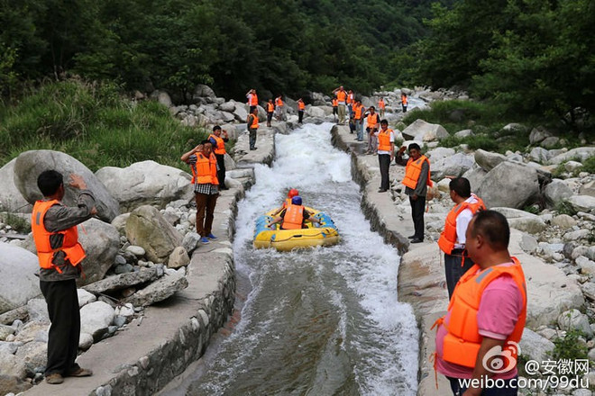 [Photo] Đại gia bao trọn dòng suối để mừng sinh nhật bạn gái ảnh 3