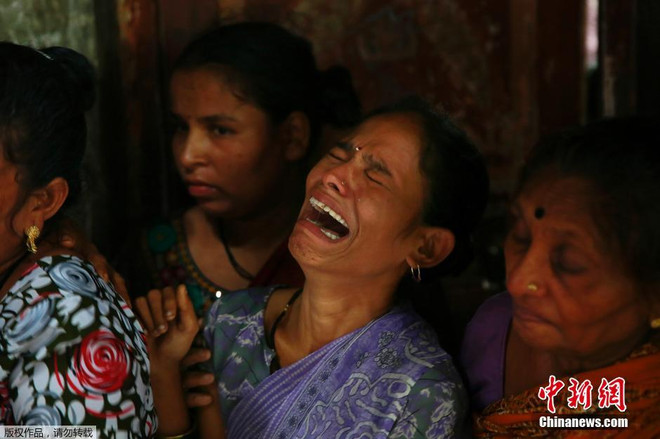 Gần 100 người Ấn Độ thiệt mạng vì ngộ độc do uống rượu giả ảnh 1