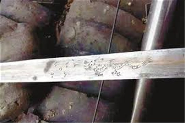 Xôn xao câu chuyện nông dân Trung Quốc dùng gươm cổ để thái rau ảnh 1