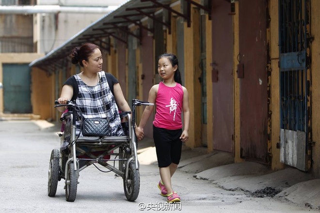 [Photo] Câu chuyện xúc động của bé gái biết làm việc nhà từ 3 tuổi ảnh 2