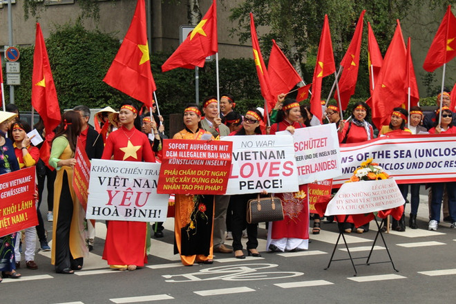 Hơn 500 người Việt tại Đức tuần hành phản đối Trung Quốc ảnh 1