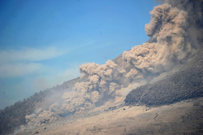 Indonesia nâng cảnh báo lên mức cao nhất đối với núi lửa Sinabung ảnh 1