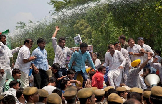 Hiệu trưởng bị dân làng đánh đập như cảnh trong "Cô dâu 8 tuổi" ảnh 2